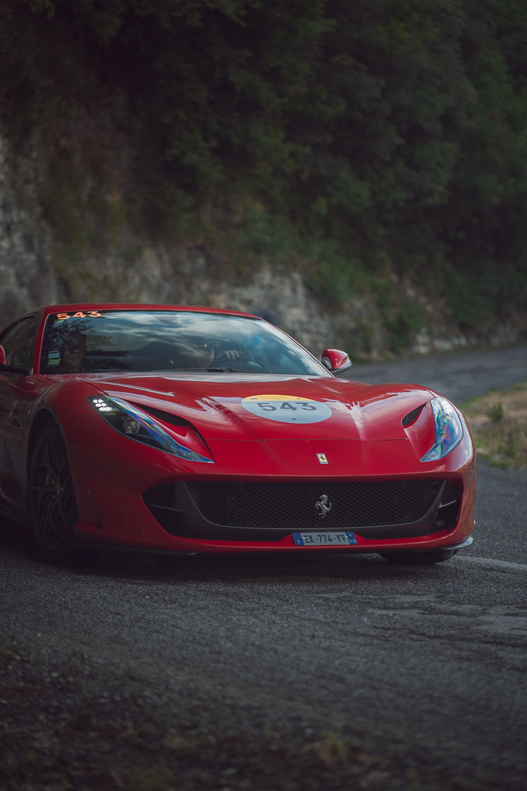 Automobil sport într-un garaj întunecat